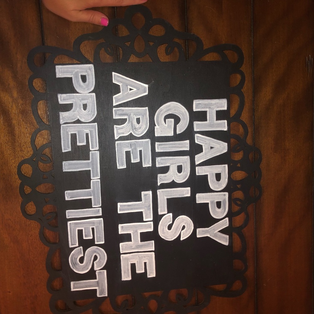 Chalk sign “happy girls are the prettiest”